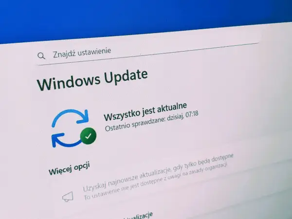 Ekran Windows Update z komunikatem "Wszystko jest aktualne", sugerujący, że system Windows 11 25H2 jest gotowy do pracy.