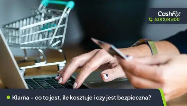 Kobieta płaci kartą online, obok wózek sklepowy. Czy Klarna jest bezpieczna? Dowiedz się więcej o tej metodzie płatności.