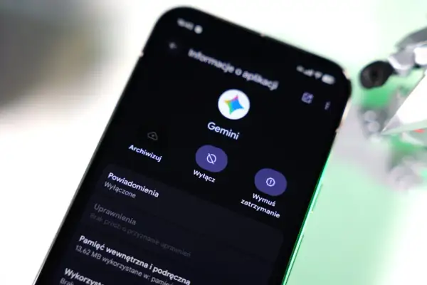 Ekran telefonu z opcją "Wyłącz" dla aplikacji Gemini. Widoczne też "Archiwizuj" i "Wymuś zatrzymanie".
