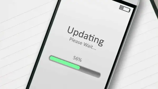 Ekran telefonu pokazuje postęp aktualizacji aplikacji. Proszę czekać, 56%.